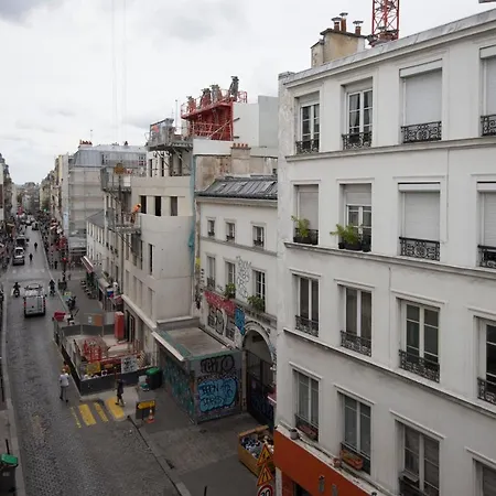 Bright And Charming In Belleville Paris