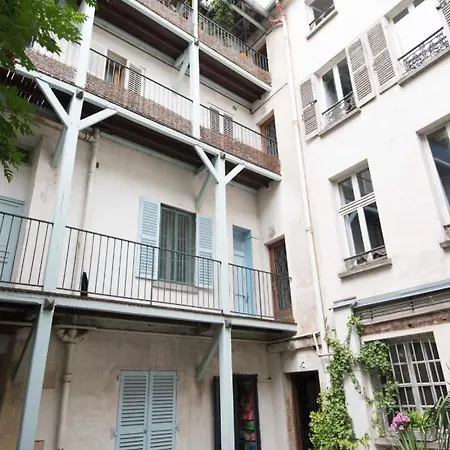 Bright And Charming In Belleville Apartment